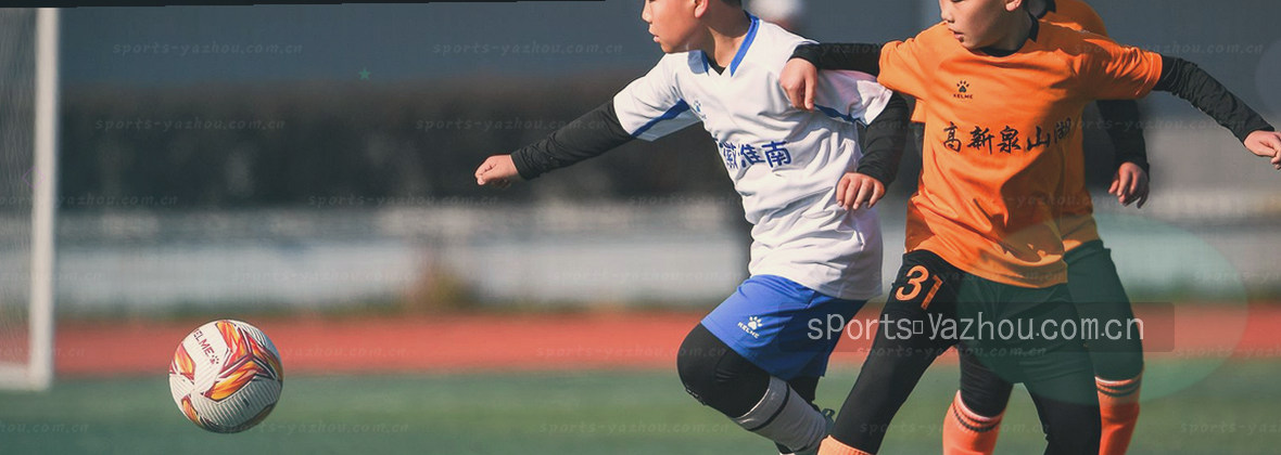 数据中心内蓝色光带流动 服务器指示灯闪烁成网
